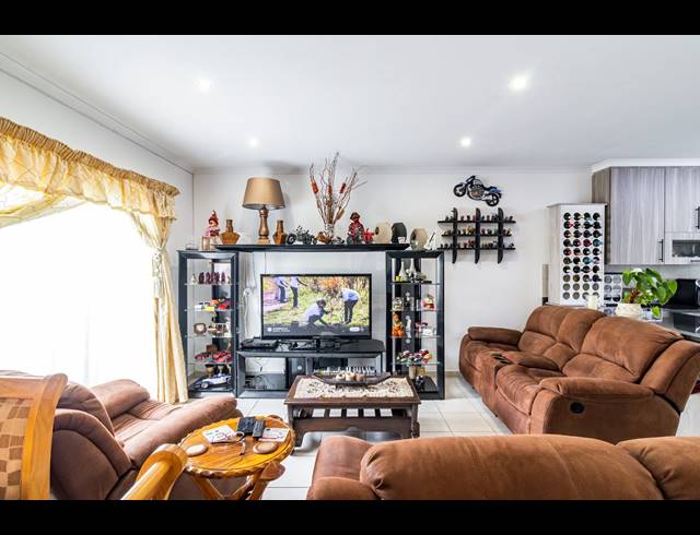 3 BEDROOM SECTIONAL TITLE FOR SALE IN BRACKENDOWNS